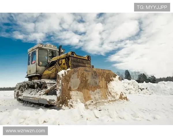 挖掘机滑雪场积雪平整